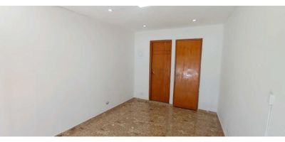 Haz visible tu negocio en Simon Bolivar Copacabana 

 

¿Estás buscando un punto comercial estratégico para potenciar tu marca y aumentar tu alcance? Este local en arriendo ubicado en el sector Simón Bolivar Copacabana es una oportunidad que no puedes dejar pasar. Ideal para emprendedores y comerciantes que necesitan alta visibilidad, excelente conectividad y cercanía a zonas de alto flujo peatonal y vehicular.

 

Con 18 m² muy bien distribuidos, este espacio cuenta con:

 

Piso en cerámica de fácil mantenimiento

Un espacio para guardar cosas.

Ideal para :

 

Barberia

Spa

Papeleria

 

 

No dejes pasar esta oportunidad de ubicar tu negocio en uno de los sectores de Simon Bolivar Copacabana.

¡Contáctanos ahora y agenda tu visita! El punto que estás buscando te está esperando.

 

N1612
