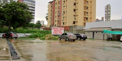 Disponible espectacular lote en El Prado de 2.700M2, excelente ubicación, en sector comercial, cerca de restaurantes, centros comerciales, transporte público, cómodas vías de acceso.