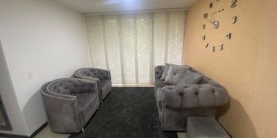 Apartamento de 80 mts2 aprox, con buenas rutas de transporte, excelente iluminación y muy buenos espacios, ideal para disfrutar de los buenos momentos en familia. Ubicado en excelente sector, cerca a la Clinica de la Policia