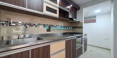 55° 60m2 aproximados, 2 habitaciones, 2 baños, 2 closet, sala-comedor, cocina integral, balcón, gas domiciliario, calentador, zonas de ropas, cámaras de seguridad, parqueadero privado y cuarto útil.
Unidad cerrada, Portería las 24 horas, ascensor, alarma, salón social, zonas verdes, gimnasio, juegos infantiles, amplias zonas verdes. shut de basuras, valor del canon $ 2.500.000 