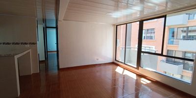 Apartamento en venta ubicado en un cuarto piso sin ascensor, ideal para quienes buscan un espacio funcional y tranquilo. Cuenta con tres habitaciones, dos baños, balcón con vista interna y zona de lavandería. El conjunto ofrece seguridad 24 horas y diversas zonas comunes como jardín, salón social, parqueadero para visitantes y parques cercanos. Es una excelente opción para familias que desean vivir en un entorno cómodo, seguro y con facilidades para disfrutar en comunidad. No incluye parqueadero propio. Joelliot Muñoz Nitro inmobiliaria
