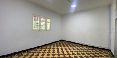 Casa comercial en Barrio Prado para arriendo. Amplia zona de parqueadero internos y externos, salones ideales para instalar sala de diversos negocios, cerramiento en hierro, terraza-patio posterior, 2 cajas de aire, baterías sanitarias. Sitios de interés públicos, Museo Romántico a 5 minutos (de a pié), Boulevard tradicional Avenida Carrera 54 cercano a 5 minutos, Empresa Gases del Caribe, Universidad Simón Bolivar, bellas artes, hotel el prado entre otros.