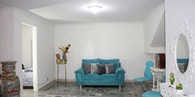 Casa en venta en Belén El Nogal, un sector residencial de alta valorización, caracterizado por su tranquilidad, excelente ubicación y fácil acceso a las principales vías del occidente de Medellín.Con un área de 172 metros cuadrados y estrato 5, esta propiedad en primer piso ofrece amplitud, funcionalidad y un entorno ideal para disfrutar en familia.La casa cuenta con una sala y comedor independientes, un estar familiar perfecto para el descanso o el entretenimiento, cuatro alcobas —la principal con baño privado—, tres baños en total, cocina funcional, dos patios ventilados que aportan iluminación natural y un garaje de fácil acceso.Ubicada en una zona segura y de alta valorización, con conexión directa a la avenida 80 y la calle 33, y con cercanía a importantes puntos de referencia como el centro comercial Los Molinos, Viva Laureles y Unicentro. Además, se encuentra rodeada de una variada oferta gastronómica, comercial y cultural.Raskcielo te invita a conocer esta propiedad y descubrir