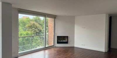 Disponible en enero 2026, area 112 mts, piso alto exterior, tres habitaciones, dos baños completos, baño social, sala con chimenea a gas y pequeño balcón, comedor, cocina abierta, zona de lavanderia independiente, dos parqueaderos, deposito. canon incluida la administracion. Se puede mostrar con cita previa apts c-dos
