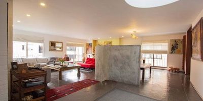 Apartamento dúplex ubicado en zona exclusiva del nogal, esquinero ,con vista exterior ,muy iluminado,cerca centros comerciales el andino , Retiro ,Atlantis , Club el Nogal ,cuenta con una amplia terraza de 110 m .