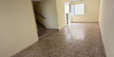 En una tranquila y apacible zona residencial, se encuentra esta elegante casa en arriendo con una distribución perfecta para tu comodidad. Con 3 habitaciones amplias y luminosas, 2 baños completos para tu conveniencia, y 2 parqueaderos para tus vehículos. Con una superficie de 90 metros cuadrados, esta propiedad cuenta con gas natural para tu confort. Todo esto por un precio de $2,200,000. Descubre la armonía y funcionalidad que este hogar tiene para ofrecerte. ¡Bienvenido a tu nuevo hogar!