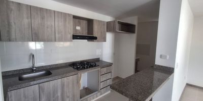 Apartamento en arriendo ubicado en la Calle 200 en Floridablanca, con excelentes vías de acceso, amplio y muy iluminado, cuenta con 3 habitaciones, 2 baños, sala-comedor, cocina integral y zona de ropas; se encuentra en edificio nuevo que ofrece zona social y espacios cómodos para disfrutar. Canon: $2.500.000 incluida la administración.