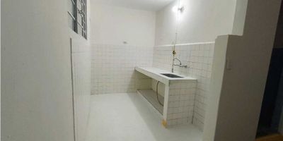 Este amplio apartamento ubicado en el sector Las Palmas, en Medellín, ofrece un espacio cómodo, funcional y con excelente ubicación para quienes buscan vivir en una zona tradicional, tranquila y de fácil acceso. Ideal para familias que valoran la amplitud y desean un entorno residencial con cercanía a todo.

El inmueble cuenta con cuatro habitaciones de buen tamaño, perfectas para adaptarlas como dormitorios, estudio o espacio de trabajo. Dispone de un baño completo, una cocina sencilla equipada con red de gas domiciliaria, y un patio que brinda ventilación y comodidad para las labores del hogar.

Su piso en baldosa facilita la limpieza y aporta un toque clásico al ambiente. Además, el apartamento cuenta con balcón, que permite disfrutar de buena iluminación natural y un espacio ideal para relajarse. Cada rincón del inmueble ofrece amplitud y frescura, convirtiéndolo en una excelente opción para quienes buscan confort y funcionalidad a un precio accesible.

Ubicado en un estrato 3, se encuentra a dos cuadras bajando desde la Iglesia del Pilar, en un entorno residencial tranquilo, pero con acceso cercano a transporte público, tiendas, colegios y vías principales que conectan con diferentes zonas de la ciudad.

Una opción práctica y amplia para quienes desean un hogar tradicional con todas las comodidades esenciales.
? Código del inmueble: (C3314)
