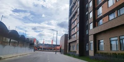 ¡Oportunidad de inversión! Apartamento en obra gris con excelente ubicación  Carrera 38 14-11Descubre este acogedor apartamento de 46 m ubicado en una zona estratégica y de alta valorización. El inmueble se entrega en obra gris, ideal para que lo personalices a tu gusto y estilo.            Características del apartamento Área 46 m2 habitaciones con opción de una tercera o espacio para estudio, 2 baños, Zona de ropas independiente,Cuarto adicional adaptable a tus necesidades, 2 ascensores accesos al apartamento, Parqueadero comunal 2x1. Amenidades del conjunto residencial Zona BBQ, Zona verde y amplias áreas comunes, Espacio de lavandería, Gimnasio completamente dotado, Cowork para trabajar desde casa cómodamente, Sala de Sport Café, Parque infantil, Cancha sintética, Sauna y turco. Este apartamento es perfecto para quienes buscan comodidad, ubicación y proyección. Su cercanía a vías principales, transporte público, comercios y zonas de recreación lo convierten en una excelente opción.