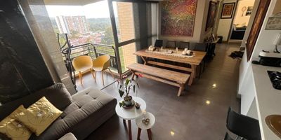 Apartamento en venta en Cañaveral, Floridablanca. Este apartamento de 99 metros cuadrados combina modernidad, comodidad y una vista panorámica que te va a encantar. Tiene tres habitaciones, tres baños, cocina integral, balcón amplio y acabados de lujo. Está en un conjunto cerrado muy completo con piscina, gimnasio, jacuzzi, salón social, zonas verdes, juegos infantiles y vigilancia 24 horas. Además, cuenta con parqueadero cubierto y depósito. Queda en una zona tranquila, cerca de centros comerciales, parques, colegios y las vías principales de Floridablanca. Ideal si buscás vivir con estilo y confort en uno de los sectores más apetecidos del área metropolitana.