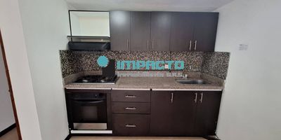 55° 60m2 aproximados, 3 habitaciones, 2 baños, 3 closet, sala-comedor, cocina integral, barra americana, balcon, gas domiciliario, calentador,
zona de ropas.
Unidad cerrada con portería las 24 horas, ascensor, zona de juegos, zonas verdes, piscina, gimnasio, placa deportiva, shut de basuras, valor del canon 
$ 1.750.000 