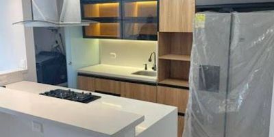  679-73312 Se arrienda apartamento en laureles de aprox 80metros, cerca a incodol y a supermercado la vaquita. Cuenta con 2 habitaciones, 2 baños, 1 parqueadero y 1 cuarto util, Con excelentes espacios sobre via principal, con fácil acceso a transporte público cercano, perfecto para disfrutar en familia. Edificio con video portero 3piso sin ascensor. 