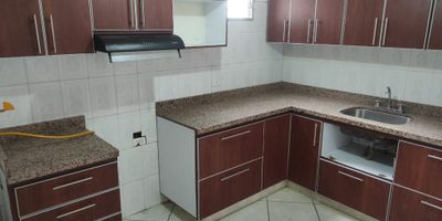 Descubre la elegancia y comodidad en este apartaestudio en arriendo. Con 1 habitación y 1 baño, este espacio de 65 metros cuadrados ofrece un ambiente acogedor y funcional. El piso en baldosa brinda un toque moderno, mientras que el closet integrado maximiza el espacio de almacenamiento. Por tan solo $900,000, disfruta de un hogar bien distribuido y lleno de posibilidades. ¡Haz de este lugar tu nuevo refugio en la ciudad!