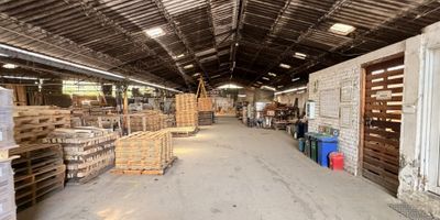 Venta lote con dos bodegas industriales – Sector Guabinas, Yumbo (Vía Cali–Yumbo). Excelente oportunidad de inversión y desarrollo industrial en el sector de Guabinas, Yumbo, una zona estratégica y de alta proyección ubicada sobre el corredor vial Cali–Yumbo, uno de los ejes industriales más importantes del Valle del Cauca. El predio cuenta con un lote de 972 m² que alberga dos bodegas independientes: una de 430 m² y otra de 865 m², ambas con acceso vehicular amplio, pisos industriales de alta resistencia, energía trifásica y medidores independientes, además de transformador propio que garantiza la capacidad eléctrica necesaria para plantas productivas o de almacenamiento. Este inmueble ofrece la posibilidad de adquirir terreno adicional contiguo, lo que permite ampliar el proyecto y desarrollar un complejo de bodegas o centro logístico a gran escala, una ventaja significativa en una zona de creciente demanda empresarial. El entorno industrial de Guabinas está conformado por reconocidas empresas manufactureras, talleres, centros logísticos y servitecas, con excelentes vías de acceso que conectan directamente con la zona industrial de Acopi, la vía Panorama, la autopista Cali–Palmira y el Aeropuerto Internacional Alfonso Bonilla Aragón, ubicado a tan solo 10–15 minutos. El área combina infraestructura sólida, conectividad y proyección de crecimiento, lo que convierte esta propiedad en una excelente opción tanto para uso propio como para inversión inmobiliaria industrial. Actualmente rentando. 

 
