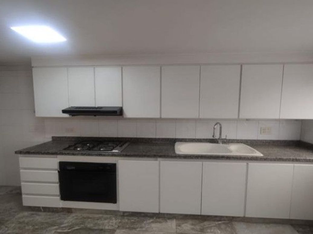 Apartamento de 3 alcobas en venta en Santa Barbara Occidental, Bogotá, 126 m² · foto 5 de 20