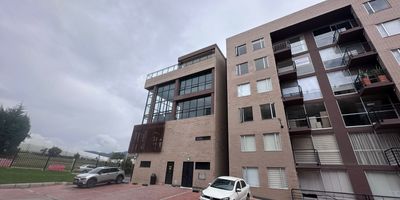 Este apartamento se encuentra ubicado en el sector de Granjitas, en el kilómetro cuatro de la vía Cajicá–Zipaquirá, dentro de un conjunto moderno de estrato cuatro. Está situado en el segundo piso de la torre uno y cuenta con una distribución cómoda y funcional. Posee dos habitaciones amplias, además de un espacio de estudio que puede adaptarse fácilmente como una tercera habitación. Dispone de dos baños completamente enchapados, equipados con duchas de torre y acabados de alta calidad.

El área total construida es de sesenta y tres metros cuadrados y destaca por sus acabados de lujo, ya que el inmueble fue entregado hace dos años y ha estado terminado y en uso durante aproximadamente un año. La zona social se integra con un balcón de vista exterior que permite una excelente iluminación natural. El apartamento incluye un parqueadero privado y el edificio cuenta con ascensor para mayor comodidad de los residentes.

En conjunto, se trata de un apartamento moderno.