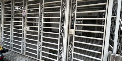 Esta acogedora casa en venta, ubicada en el barrio Agua Blanca, combina amplitud, funcionalidad y excelente ubicación, ideal tanto para familias que buscan su hogar propio como para quienes desean invertir con visión. 
Al ingresar, encontrarás una amplia sala comedor, baño social y una cocina semi integral con buen espacio, cuenta con tres habitaciones, dos de ellas con closet. 
En la parte posterior, dispone de una zona de oficios con lavadero de ropa, punto para lavadora y patio. Además, cuenta con parqueadero para un vehículo, un valor agregado difícil de encontrar en el sector. 
Su ubicación es privilegiada, en una zona central y de fácil acceso, a pocos minutos de la plaza de mercado, con tiendas, colegios y transporte público cercano, lo que facilita la movilidad hacia cualquier punto de la ciudad. 
Una excelente opción para quienes buscan comodidad, buena ubicación y rentabilidad. 
 Contáctanos hoy mismo y agenda tu visita. ¡Esta puede ser la casa que estabas esperando!