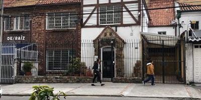 Casa de Patrimonio cultural consta de cuatro niveles con once habitaciones cada una con baño privado. usos permitidos, comercial, servicios , habitacional. facilidades de acceso.