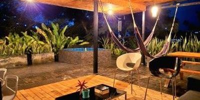 Alquiler de Finca Ecohotel ubicado en las Palmas en el corregimiento la Castilla en Cali se encuentra reconocido y muy bien posicionado por Booking, AIRBN y por las empresas de la Ciudad para realizar eventos. Es un lugar completamente  Ecológico y autosotenible, con un  lote de 2.600 metros cuadrados ubicado a  10 minutos de cali  Vereda Las Palmas, ( Avenida las Palmas Calle centauros Zona 3).  Casa principal de 100 mt2 con 2 suits cocina, 3 baños, 3 alcobas, espacio amplio distribuido para los que se hospedan asi : 1 Domo con cama doble baño y jacuzzi. 1 yurta con jacuzzi privado, todo esto con energía solar Espacio amplio para parejas, familias o grupos, con jacuzzi grande, cine al aire libre, pizzeria al carbón.Este lugar es autosostenible, con paneles solares y completamente ecológico para un espacio de de relajación en familia. Senderos Ecológicos.