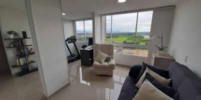 Moderno y acogedor apartamento de 50 m en piso 17 con ascensor. Cuenta con 2 habitaciones con clóset, 1 baño, amplia sala-comedor y zona de ropas. Excelente ubicación cerca de Calle 13, Zona Franca, Calle 17, Éxito y CC Viva Fontibón. ¡Ideal para vivir cómodamente en una zona tranquila y bien conectada! NO TIENE PARQUEADERO