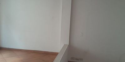 En la vibrante zona de Eduardo Santos, se encuentra este encantador apartamento en el cuarto piso, con un area de  54 metros cuadrados. Este acogedor hogar ofrece dos habitaciones con amplios closets, perfectos para organizar tus pertenencias. El baño cuenta con comodidades modernas. La cocina semi integral con punto de gas es ideal para preparar tus platos favoritos, mientras que el espacioso salón-comedor te invita a disfrutar de momentos de convivencia con tus seres queridos. Además, su ubicación privilegiada cerca de la estación de TransMilenio facilita tus desplazamientos por la ciudad, y su proximidad a restaurantes y tiendas te brinda la comodidad de tener todo al alcance de tu mano. ¡Un lugar perfecto para llamar hogar en medio de la vitalidad de la ciudad!






