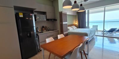 Codigo 19461. Vive la experiencia de lujo frente al mar en Cartagena Beach Exclusive Resort & Residences, ubicado en el prestigioso barrio Crespo. Esta espectacular suite, situada en un piso medio alto con orientación norte, ofrece una vista panorámica al mar Caribe sin recibir el sol directo, garantizando frescura y confort. Con 43 m² de área total, incluyendo un amplio balcón de 11 m², es el espacio perfecto para disfrutar de la brisa y el sonido del mar.La suite está totalmente amoblada y equipada, lista para habitar o rentar a través de plataformas tipo Airbnb. Cuenta con acabados de lujo, piso en mármol, muebles a medida diseñados por arquitecto de interiores en Bogotá, cama King hotelera Americana, aire acondicionado, cocina completa con refrigeradora, microondas, menaje, lavadora y televisor. Además, dispone de depósito privado, techos altos, blackout, closets amplios y mobiliario de terraza.El edificio ofrece acceso directo a la playa por el parque lineal sin necesidad de cruzar la vía, y próximamente contará con almacenes y restaurante en el primer nivel. Disfruta de sus zonas comunes con piscina para adultos, piscina infantil, gimnasio (en proceso) y vigilancia 24/7. Aunque no cuenta con parqueaderos fijos, los huéspedes tienen asignación temporal durante su estadía.Una oportunidad única para invertir o vivir el encanto de Cartagena con confort, exclusividad y rentabilidad.