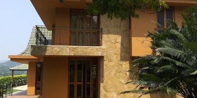 hermosa casa campestre, Ubicada en Condominio, casa de tres  niveles con cinco habitaciones, cuatro baños, Piscina, Jacuzzi, Kiosko, Sala - Comedor. Zona de ropas, Cuarto y baño de  servicio. Tanque de reserva de agua de  200 metros cúbicos, Casa para cuidandero.