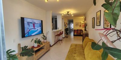 COD 7660
Apartamento en Estadio, consta de 81 metros, 2 alcobas, 2 baños, 2 closet, 1 Vestier, cocina integral, sala comedor, zona de ropas, citófono, cámaras, vista panorámica, 
Cerca a supermercados, transporte público, universidades, centros comerciales, a la UPB, Unicentro y Avenida Nutibara.