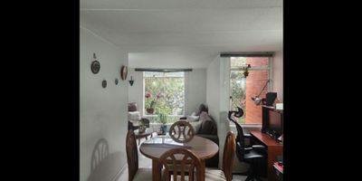 Si estás buscando un apartamento en una de las ciudades más vibrantes de Colombia, ¡no busques más! Este acogedor inmueble está ubicado en Bogotá D.C., en la hermosa región de Cundinamarca. Con una área de terreno de 67 M2 y una área construida de 67 M2, este apartamento es perfecto para aquellas personas que buscan comodidad y espacio en un solo lugar.

Este apartamento tiene una área privada de 60 M2, distribuida en 3 amplias alcobas donde podrás descansar y relajarte después de un largo día de trabajo. Además, cuenta con 2 baños completos, para mayor comodidad y privacidad. Pero eso no es todo, también tiene un garaje privado para que puedas estacionar tu vehículo sin preocupaciones.

Si tienes mascotas, ¡este lugar también es para ti! El apartamento admite mascotas, para que no tengas que dejar a tu fiel compañero en otra casa o apartamento. Y para tu comodidad, cuenta con agua corriente para que no tengas que preocuparte por este servicio esencial.

En cuanto a características internas, este apartamento cuenta con una cocina integral que te permitirá preparar deliciosas comidas y ahorrar tiempo y dinero. También incluye un citófono o intercomunicador para mayor seguridad y fácil comunicación con tus visitantes.

Ahora, hablemos de las características externas. Este apartamento tiene acceso pavimentado, lo que significa que no tendrás que pasar por carreteras en mal estado para llegar a tu hogar. Además, cuenta con un área social para que puedas compartir con tus vecinos, una garaje seguro y una portería o recepción para recibir a tus visitas.

En los momentos de ocio, podrás disfrutar del salón comunal o salir a dar un paseo en las áreas verdes cercanas. Y si necesitas transportarte, no te preocupes, este apartamento está cerca a las principales vías y cuenta con transporte público cercano.

Por último, pero no menos importante, este apartamento cuenta con vigilancia y una zona infantil, para que puedas tener paz y tranqui