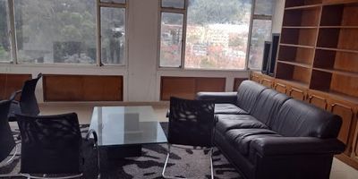 Oficina en venta sobre la séptima, piso completo, zona financiera, Oportunidad de precio, citófonos, vigilancia las veinticuatro horas, salón de reuniones, alarma de incendio, escalera de emergencia, detectores de humo, circuito cerrado de TV, gabinete de incendio, tanques de agua.