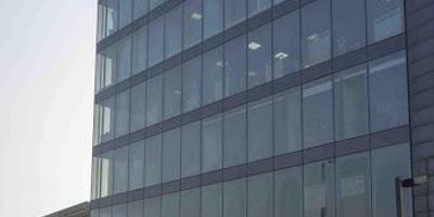 Oficina en tercer piso, espacio abierto, cinco parqueaderos privados. el edificio cuenta con dos salas de reuniones. zona social en la terraza con área de microondas, quinientos parqueaderos para visitantes, doscientos veintisiete bicicleteros, zonas de baños con duchas. Oficina cerca a estaciones de transmilenio, cerca a zonas industriales, ciudad salitre, zona corporativas. Cómodas vías de acceso,