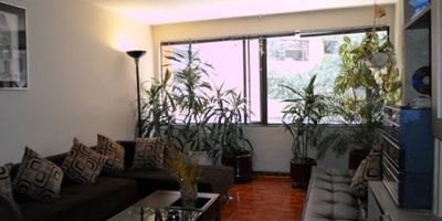 Apartamento para oficinas, área cien mts cuadrados, tres espacios para oficinas, espacio amplio para recepción, dos baños, cocina, un garaje, uso comercial mixto, vista interior. Ubicado frente al Centro Comercial Andino, sobre vía principal, buenas vías de acceso.  El valor del arriendo incluye la cuota de administración