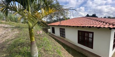 Esta hermosa casa campestre se encuentra ubicada en Rionegro, una tranquila y hermosa ciudad en Antioquia que te permitirá disfrutar de una vida al aire libre rodeado de la naturaleza. Con un área de terreno de 250 M2, esta propiedad te ofrece un amplio espacio para disfrutar y descansar en compañía de tus seres queridos.

La casa cuenta con un área construida de 85 M2, distribuida estratégicamente para aprovechar al máximo el espacio disponible. La privacidad está garantizada con el área privada de 85 M2, lo que te permitirá tener tu propio espacio personal para relajarte y desconectar del día a día.

El baño es moderno y funcional, equipado con los elementos necesarios para tu comodidad. Y si tienes un vehículo, no tendrás que preocuparte por estacionarlo en la calle, ya que la casa cuenta con 1 garaje exclusivo para ti.

Una de las ventajas de esta casa es que admite mascotas, por lo que no tendrás que dejar a tus peludos amigos atrás al momento de mudarte. Además, cuenta con todos los servicios básicos, incluyendo agua y gas domiciliario, para que no tengas que preocuparte por nada más que disfrutar.

El suelo de cerámica / mármol es una característica que aporta elegancia y durabilidad a la casa, y su vista panorámica te dejará sin aliento. Puedes disfrutar de hermosos atardeceres y amaneceres desde la comodidad de tu hogar.

La zona de lavandería y el lavaplatos son excelentes comodidades que te harán la vida más fácil y práctica. Podrás realizar tus tareas del hogar sin salir de la casa, ahorrando tiempo y esfuerzo.

La casa se encuentra cerca de la zona urbana, lo que te permitirá acceder a todos los servicios y comercios que necesites. Además, cuenta con parqueadero para visitantes, para que puedas recibir a tus amigos y familiares sin preocuparte por su estacionamiento.

No pierdas la oportunidad de vivir en esta encantadora casa campestre en Rionegro. Contáctanos y agenda una visita para conocerla en persona. ¡Te encanta