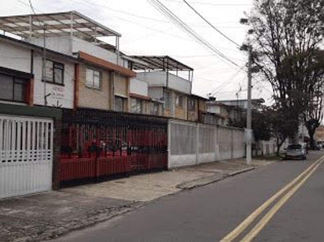 Casa de 7 alcobas en venta en Los Alcázares, Bogotá, 181 m² · foto 2 de 12
