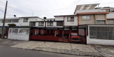 Barrio extremadamente tranquilo, con varias vías de acceso como la calle setenta y dos, la carrera veinticuatro. Casa modificable como oficinas o apartaestudios. Casa de dos niveles con dos apartaetudios dentro de la edificación. Garajes amplios y seguros