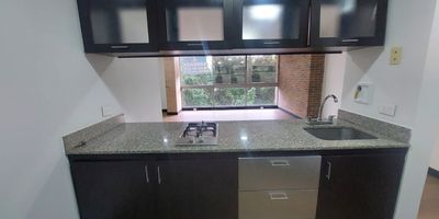 Apartaestudio en Arriendo  La Tomatera, El Poblado
Descubre este acogedor apartaestudio, un espacio moderno, funcional y lleno de luz natural, perfecto para quienes buscan confort y una ubicacion privilegiada en El Poblado.

Cuenta con 1 habitacion con vestier, 1 bano, cocina integral, zona de ropas y 1 parqueadero privado, ofreciendo todo lo necesario para vivir con comodidad.

La unidad residencial dispone de salon social y gimnasio, ideales para disfrutar de tu tiempo libre sin salir de casa.

Gracias a su excelente ubicacion, tendras acceso rapido a la Avenida El Poblado, restaurantes, supermercados, colegios, transporte publico y las principales vias de la ciudad.

Una opcion perfecta para quienes buscan practicidad, estilo y calidad de vida en una de las zonas mas exclusivas de Medellin.
