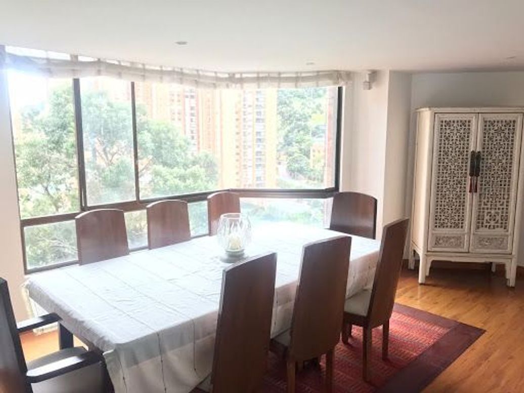 Apartamento de 3 alcobas en venta en El Castillo, Bogotá, 219 m² · foto 3 de 20