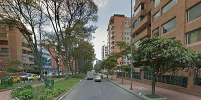 remodelado, area 165 mts, piso alto interior, tres habitaciones, dos comparten baño, sala con chimenea, comedor, baño social, cocina abierta, cuarto y baño de servicio, zona de lavanderia, dos parqueaderos en linea, deposito. canon incluida la administración apts c-dos 
