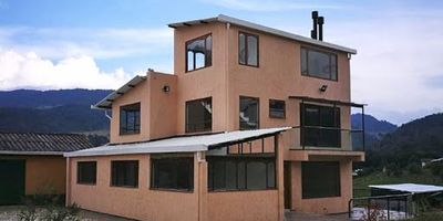 Casa de tres niveles primer piso, sala comedor con chimenea, cocina integral abierta  a gas y eléctrica, estudio, solarium y taller. segundo piso tres habitaciones, dos baños, la alcoba principal con baño privado. tercer piso estar de televisión, y salón de juegos. Casa de administrador de ochenta metros, con dos habitaciones, baño, cocina y garaje, tanque de dos mil litros, tanque sobre superficie de diez mil litros, tanque subterráneo de trece mil litros, planta energía, remolque de uno punto cinco toneladas, guadaña y otros.