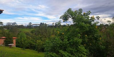 Descubre esta exclusiva finca campestre ubicada en una zona tranquila y cercana a la ciudad. Con 2 habitaciones, 2 baños, y 250 metros cuadrados, este inmueble ofrece comodidad y amplitud. Disfruta de un baño auxiliar y de servicio, así como de un depósito/bodega para mayor conveniencia. Con acabados en obra blanca y piso en cerámica, la propiedad cuenta con una vista exterior que te conecta con la naturaleza. La sala-comedor es el espacio perfecto para reuniones familiares, mientras que los closets brindan organización. Además, podrás disfrutar de zonas verdes, zona infantil y cómodas vías de acceso. ¡Imagina tu vida en este lugar lleno de tranquilidad y confort!