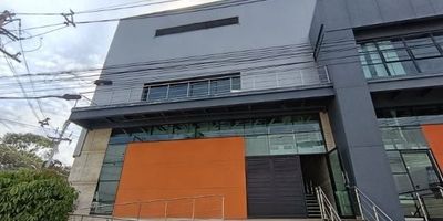 Se arrienda excelente oportunidad para tu empresa: bodega de 370 m estrategicamente ubicada en Niquia, a pocos metros de la estacion del metro y con acceso directo a la autopista. Distribuida en dos plantas dentro de un moderno conjunto empresarial con seguridad 24 horas, ideal para almacenamiento, logistica o produccion liviana. Tu negocio merece un espacio con ubicacion, accesibilidad y respaldo empresarial!