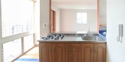 Apartamento en Arriendo – Unidad Malmelundra, La Estrella (Piso 3)
Este apartamento es la opción perfecta para quienes buscan amplitud, comodidad y un entorno tranquilo para vivir. Ubicado en la unidad Malmelundra, en La Estrella, ofrece un ambiente seguro y agradable, ideal para disfrutar de la tranquilidad sin alejarse de las principales vías y servicios del sector.Dispone de dos alcobas amplias, cada una con clóset, una sala-comedor y una cocina integral equipada con red de gas. Además, cuenta con zona de ropa independiente y calentador a gas, brindando mayor comodidad día a día.Ubicado en un tercer piso, este apartamento ofrece privacidad y una sensación acogedora en cada ambiente. Incluye parqueadero descubierto, facilitando aún más tu movilidad y seguridad.
COD 8586