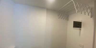 Moderno apartamento con dos alcobas, sala comedor, cocina integral, balcón, baño social y alcoba principal con baño y vestier. Cuenta además con estudio y una agradable vista a las zonas comunes. Ideal para disfrutar de un espacio cómodo, funcional y bien iluminado.