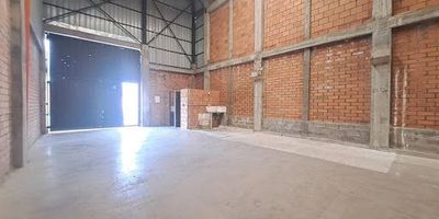 Se arrienda bodega en el sector industrial de Dosquebradas Amplia bodega con excelente altura, ideal para almacenamiento, distribución o procesos industriales. Su acceso permite el ingreso de camiones gracias al generoso ancho del portón. Cuenta con dos baños, cocineta y zona de parqueo amplia, apta tanto para vehículos de carga como particulares. Ubicada en una zona estratégica del sector industrial, con excelentes vías de acceso y facilidad para maniobras logísticas. LUIS ALEJANDRO CARRASCO