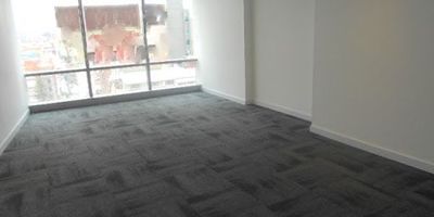 Se vende bonita oficina exterior, con fáciles vías de acceso, buena ubicación, cerca a centros comerciales, entidades financieras, restaurantes. Ubicación estratégica y especial para hacer recorrido caminando, cerca a sistemas de transporte. El edificio cuenta con vigilancia privada las veinticuatro horas del día