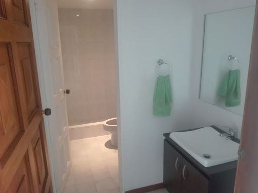 Casa de 10 alcobas en venta en Santa Barbara, Bogotá, 348 m² · foto 7 de 13