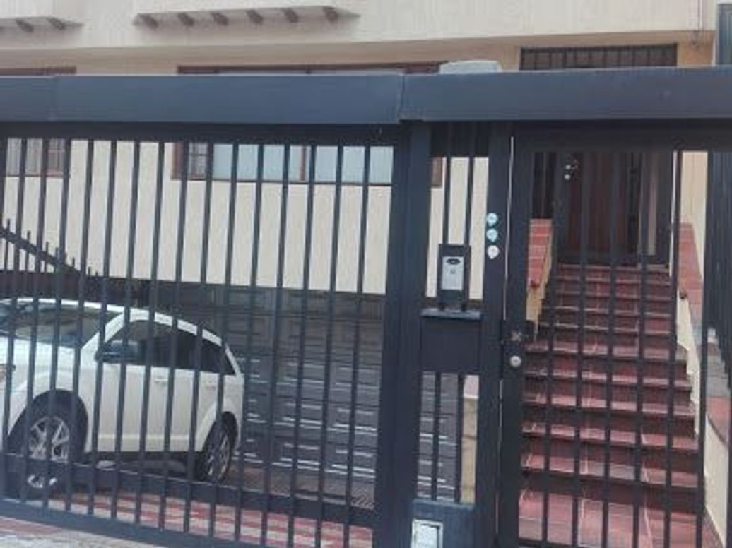 Casa de 10 alcobas en venta en Santa Barbara, Bogotá, 348 m² · foto 3 de 13