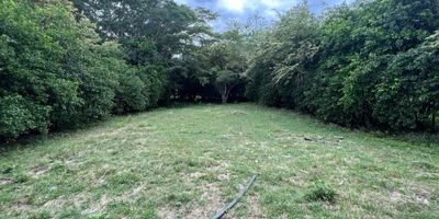 Lote santa fe de Antioquía Lote en Santa FeCerca a la hostería realSobre la milla de oro
1.250 metrosPozo de agua para regar el jardinTodo es plano No paga administración Está dentro de una parcelaciónEl lote tiene escrituras públicas