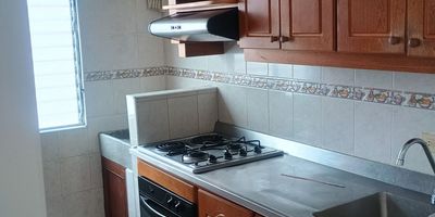 Descubre este elegante apartamento de 3 habitaciones y 2 baños, ubicado en el tradicional sector de Boston, Medellín. Su diseño moderno y funcional te ofrece un ambiente cálido y acogedor con balcón con vista exterior, cocina integral, zona de ropas y closets amplios. Disfruta de la excelente iluminación natural, pisos en cerámica, ascensor inteligente, salón comunal y vigilancia privada 24/7 que garantizan tu tranquilidad y confort.

Vive en una zona residencial tranquila, con cercanía a supermercados, parques y vías principales, ideal para quienes buscan comodidad y buena ubicación.
¡Haz de este apartamento tu nuevo hogar!

¡City Raíz busca su tranquilidad! 
Contáctanos por WhatsApp al 310 840 1461 o llamándonos al 604 411 7372
 www.cityraiz.com