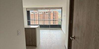 En venta Hermoso apartamento piso 31, ubicado en Itagüí, sector Coltejer, el cual cuenta con un área construida de 73m²por confirmar en escrituras, los cuales están distribuidos así: 3 Habitaciones (la principal con vestidor y las auxiliares con closet, 2 Baños (uno en habitación principal y el otro social completo), Cocina integral abierta con península, Sala comedor que se integra con el balcón, Espacio para estudio, Zona de ropas independiente, Parqueadero privado y Cuarto útil a nivel del apartamento.
La unidad cuenta con portería 24h, 2 salones sociales, piscina de adultos y niños climatizadas, cancha en grama sintética, gimnasio dotado, salón de aeróbicos y yoga, salón de juegos, 2 jacuzzi, 2 turcos, zona de juegos infantiles entre otras amenidades.
Se…